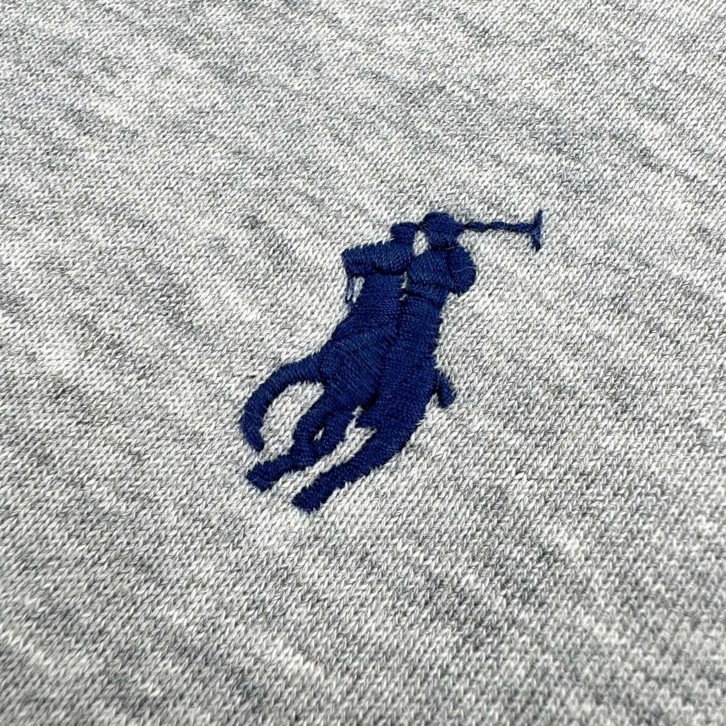🅿️320 [Exclusive supply] Ralph Lauren pony embroidered round neck sweatshirt (grey). The original version was purchased and developed for 1,690. The fabric is made of customized cloud-like honey cotton fleece sweatshirt material. It feels delicate and comfortable against the skin. It is based on matte gray and comes with a soft light filter. The exquisite indigo pony logo is embellished. It is highly recognizable. It has an atmosphere of freedom and vitality. A symphony of pure and smart colors. Outline high-end silhouettes with extreme simplicity and become the focus of vision. Demonstrate taste in silence, using imported machine embroidery technology. Use advanced computer control systems and precision mechanical components to achieve iconic pony embroidery operations. High precision. The lines are smooth and delicate, using the Hasuo process. Sewing with specific machines. Hasuo has high fastness and adds visual effects. It is time-consuming and labor-intensive, and the fabrics have been washed. It has a better hand feel and texture. It is not easy to deform and is not easy to shrink. Not easy to fade and maintain long-lasting beauty. Size:S-M-L-XL